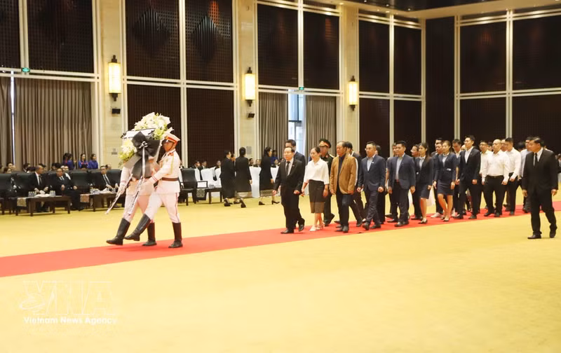 La Asociación de Empresarios Vietnamitas en Laos rinde homenaje al camarada Xaysomphone Phomvihane. (Foto: VNA)