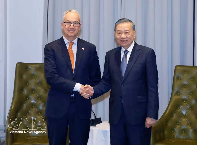 El secretario general del Partido Comunista de Vietnam y presidente de la República, To Lam, recibe a Nicholas Moore, enviado especial del Gobierno australiano para el Sudeste Asiático (Foto: VNA)