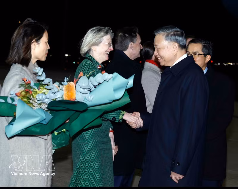 Funcionarios australianos, junto con personal de la Embajada de Vietnam y otras oficinas de representación en Australia, dieron la bienvenida al secretario general del Partido Comunista y presidente de Vietnam, To Lam en el aeropuerto de Canberra. (Foto: VNA)