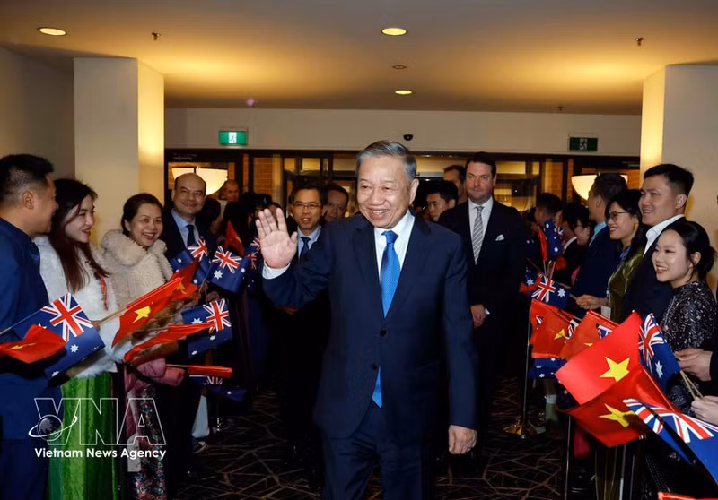 Funcionarios y personal de la Embajada y de la comunidad vietnamita en Australia dan la bienvenida al secretario general del Partido Comunista y presidente de Vietnam, To Lam. (Foto: VNA)