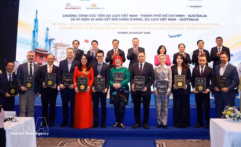 El secretario general del Partido Comunista y presidente de Vietnam, To Lam, presencia la firma de memorandos de cooperación entre organismos de promoción turística y empresas de ambos países. (Foto: VNA)