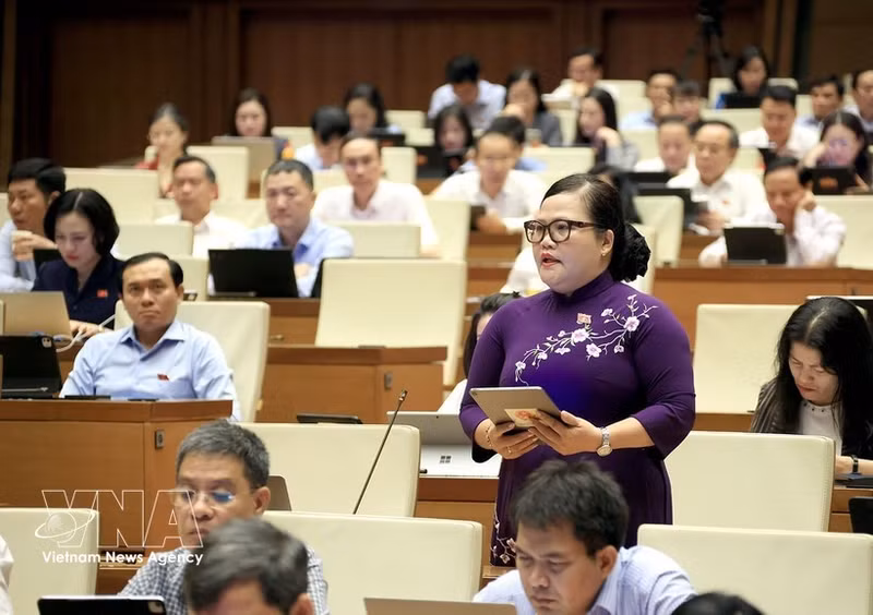Nguyen Thi Suu, diputada de la ciudad de Hue, interviene en una sesión de debate durante la primera reunión extraordinaria de la Asamblea Nacional de Vietnam de la XVI Legislatura. (Foto: VNA)