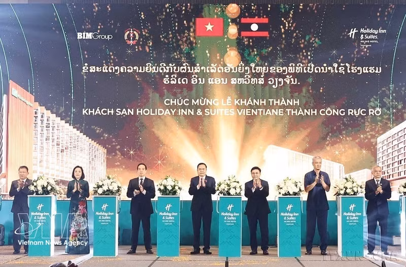 El presidente de la Asamblea Nacional de Vietnam, Tran Thanh Man, y el presidente de la Asamblea Nacional de Laos y titular de presidente de la Asamblea Interparlamentaria de la Asean (AIPA), Xaysomphone Phomvihane, en la inauguración del Hotel Holiday Inn &amp; Suites Vientián (18 de octubre de 2024). (Foto: VNA)