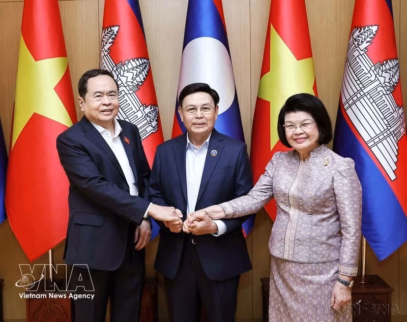 El presidente de la Asamblea Nacional de Vietnam, Tran Thanh Man, (izquierda) se reúne con sus homólogos de Laos, Xaysomphone Phomvihane, y de Camboya, Samdech Khuon Sudary, en Vientián en 2024. (Foto: VNA)