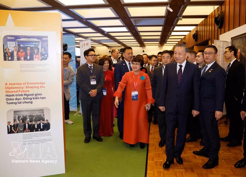El secretario general del Partido Comunista de Vietnam y presidente de la República, To Lam, visita la exposición sobre la cooperación bilateral. (Foto: VNA)