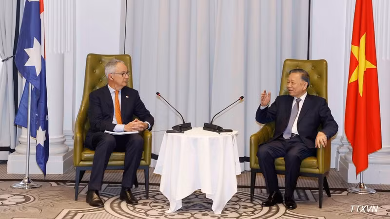 El secretario general del Partido Comunista de Vietnam y presidente del país, To Lam, recibe a Nicolas Moore, enviado especial del Gobierno australiano para el Sudeste Asiático.