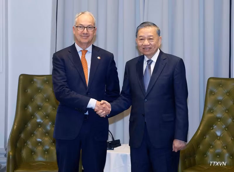 El secretario general del Partido Comunista de Vietnam y presidente del país, To Lam, recibe a Nicolas Moore, enviado especial del Gobierno australiano para el Sudeste Asiático.