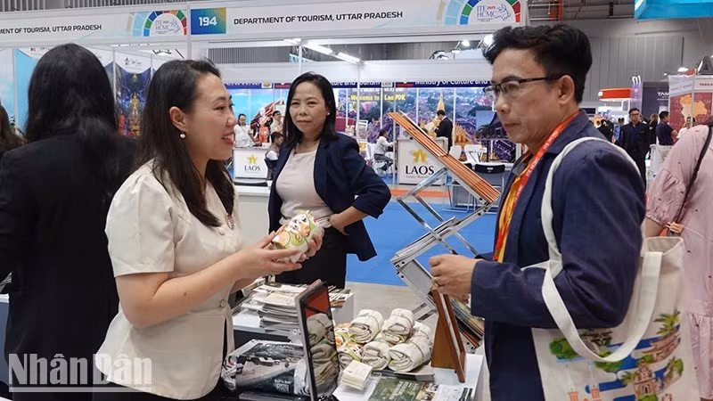 Visitantes recorren los pabellones de la Feria Internacional de Turismo de Ciudad Ho Chi Minh 2025. (Foto: Linh Bao)
