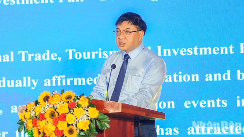 Le Hoang Tai, subjefe del Departamento de Promoción Comercial del Ministerio de Industria y Comercio, pronuncia el discurso de apertura.