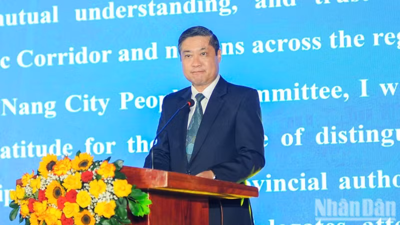 El vicepresidente del Comité Popular de Da Nang, Phan Thai Binh, pronuncia el discurso de apertura.