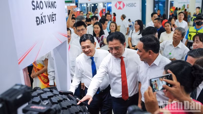 Dirigentes de Da Nang recorren la feria.