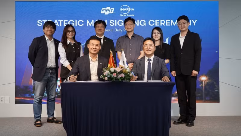 Vu Anh Tu, director ejecutivo de FPT UAV, perteneciente al grupo FPT, y Kwon Ki-jung, director ejecutivo de NARMA Inc., en la ceremonia de firma del acuerdo de cooperación.