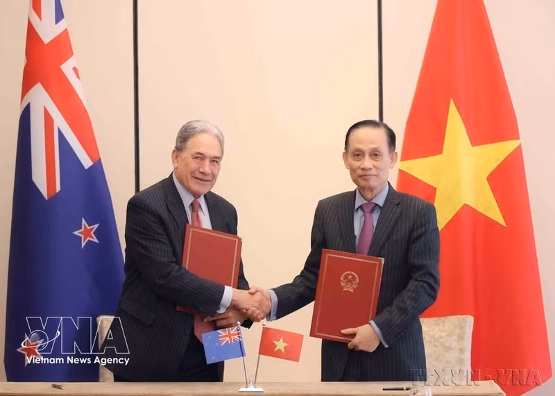 El ministro de Relaciones Exteriores de Vietnam, Le Hoai Trung, y su homólogo neozelandés, Winston Peters, intercambian el acta del Programa de Acción para el período 2025-2030, en Hanoi, el 26 de noviembre de 2025. (Foto: VNA)