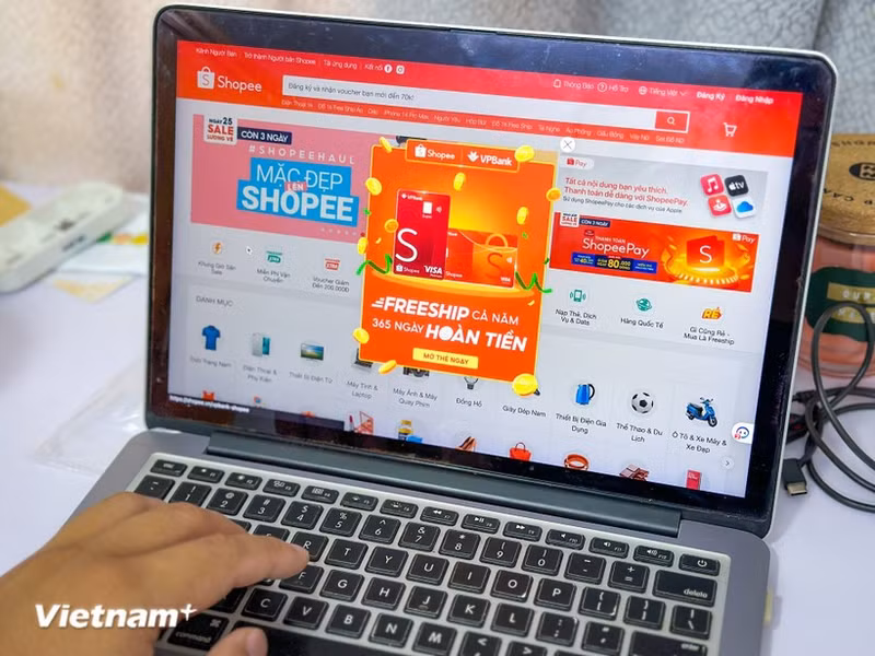El comercio electrónico de Vietnam alcanzó un valor estimado de 38.500 millones de dólares, un 21 por ciento más en 2025. (Foto: VNA)