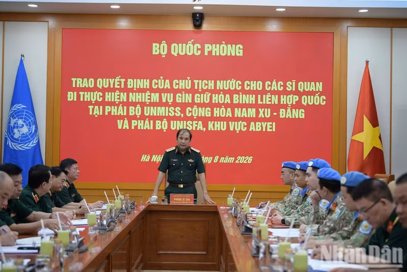 El teniente general Phung Si Tan, subjefe del Estado Mayor General del Ejército Popular de Vietnam, entrega as decisiones del Presidente de la República a dos oficiales del Ejército Popular de Vietnam que participarán en las operaciones de mantenimiento de la paz de las Naciones Unidas en Sudán del Sur y la región de Abyei. ,(Foto: Nhan Dan)