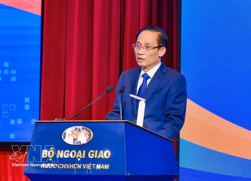El miembro del Buró Político y ministro de Relaciones Exteriores, Le Hoai Trung, interviene en la sesión sobre diplomacia científica y tecnológica para contribuir a la creación de capacidades de desarrollo nacional, celebrada el 5 de agosto. (Foto: VNA)