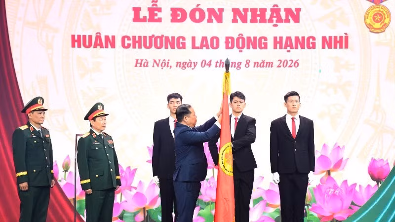 La Asociación de Víctimas del Agente Naranja/Dioxina de Vietnam recibe la Orden del Trabajo de segunda clase. (Foto: Nhan Dan)
