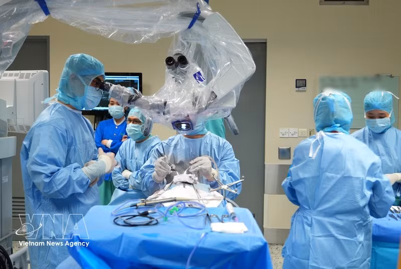 Médicos vietnamitas salvan a marinero ruso (Foto: VNA)