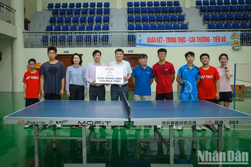 Los líderes del distrito de Hai An reciben las mesas de pingpong donadas por el Comité Organizador del 44º Campeonato Nacional de Tenis de Mesa del periódico Nhan Dan.