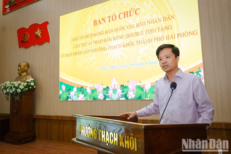 Ta Quang Dung, jefe de la Redacción de Cultura y Sociedad del periódico Nhan Dan y presidente del Comité Organizador del torneo, pronuncia un discurso.