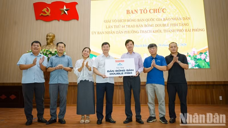 Los líderes del distrito de Thach Khoi reciben una mesa de tenis de mesa donada por el Comité Organizador del 44º Campeonato Nacional de Tenis de Mesa del periódico Nhan Dan. (Foto: Bao Long)