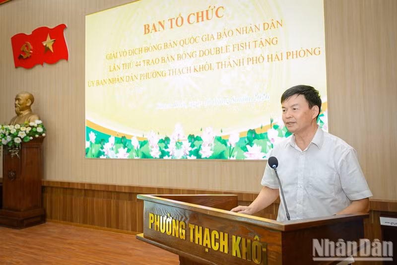 Tang Van Quan, subsecretario del Comité del Partido y presidente del Comité Popular del distrito de Thach Khoi, interviene en la ceremonia.