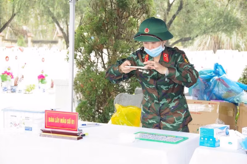 Realizan la tarea de digitalizar los registros en el cementerio de los mártires de Ham Rong. (Foto: VNA)
