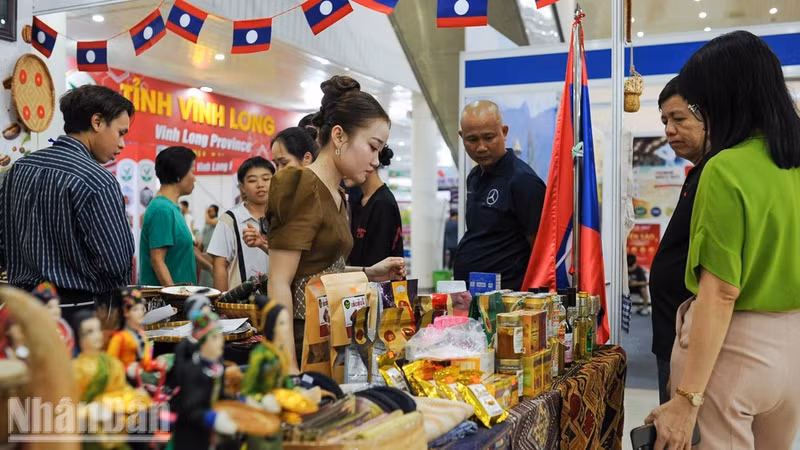 Visitantes al stand de empresas de Laos.