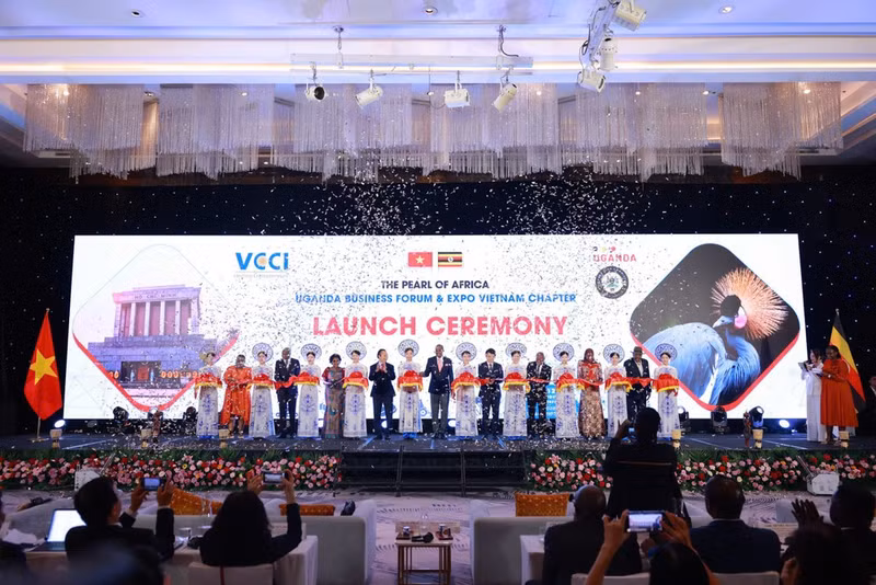 Los delegados cortan la cinta de apertura del Foro Empresarial Vietnam-Uganda. (Foto: Comité Organizador)