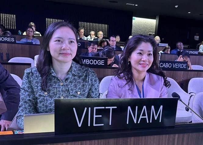 La embajadora Nguyen Thi Van Anh, jefa de la delegación permanente de Vietnam ante la UNESCO, y Nguyen Phuong Hoa, directora del Departamento de Cooperación Internacional del Ministerio de Cultura, Deportes y Turismo, en el evento. (Foto: VNA)