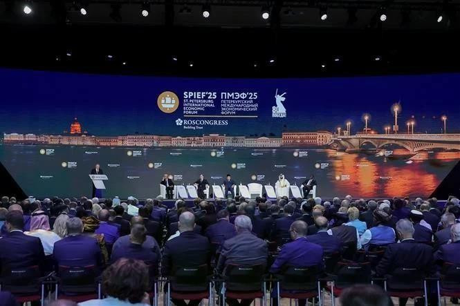 En la sesión plenaria del 28.º Foro Económico Internacional de San Petersburgo (SPIEF 28), Rusia, el 20 de junio. (Foto: VNA)