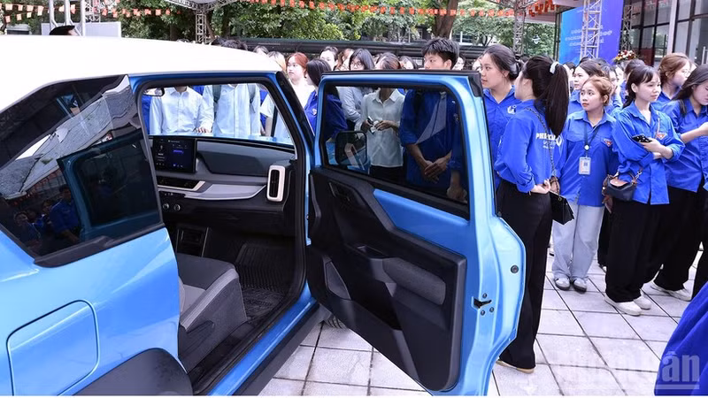 Numerosos jóvenes de Hanói asisten al programa.