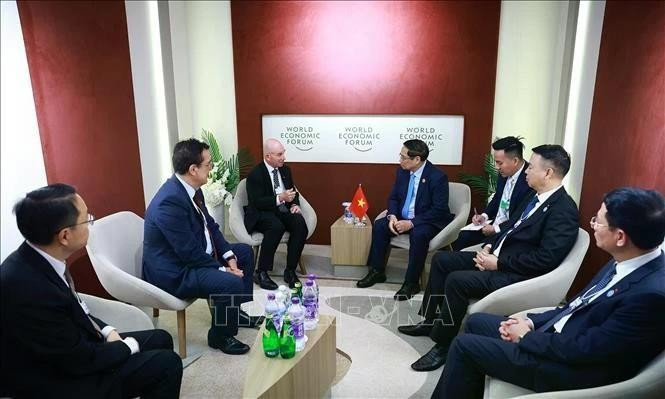 El primer ministro de Vietnam, Pham Minh Chinh, recibe a Dave West, presidente para Asia-Pacífico del grupo Cisco (Estados Unidos). (Foto: VNA)