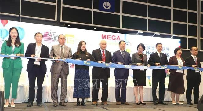 Los delegados cortaron la cinta inaugural de la exposición. (Foto: VNA)