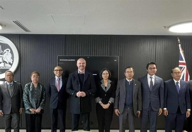 El embajador de Vietnam en Australia, Pham Hung Tam (tercero desde la derecha), en una sesión de trabajo con el primer ministro del Territorio de la Capital Australiana, Andrew Barr. (Foto: VNA)