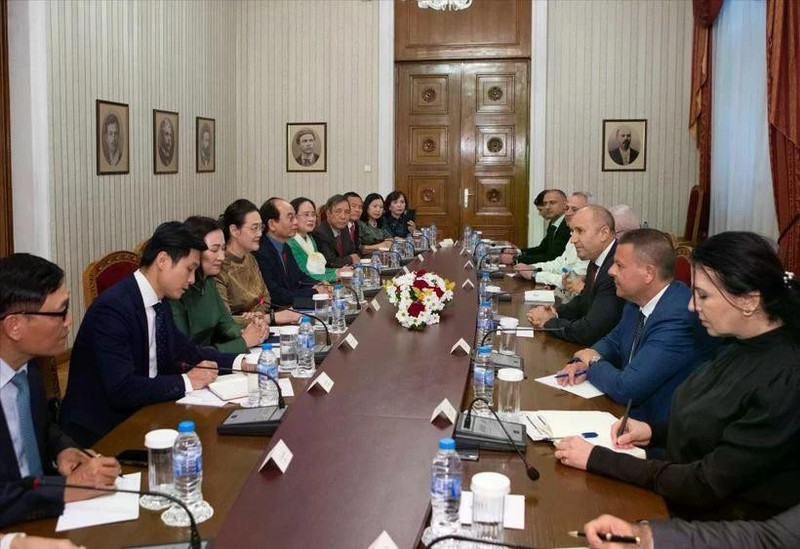 Reunión entre el presidente búlgaro, Rumen Radev, y la delegación vietnamita en Sofía el 4 de junio. (Foto: VNA)