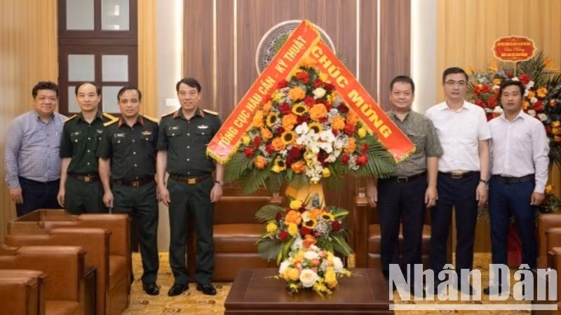 La delegación de la Dirección General de Logística e Ingeniería del Ministerio de Defensa felicita al periódico Nhan Dan. (Foto: SON TUNG)
