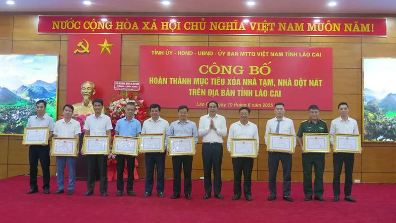 Entregan certificados de mérito a personas destadas en el programa de eliminación de viviendas precarias en Lao Cai, el 19 de junio. (Foto: VNA)