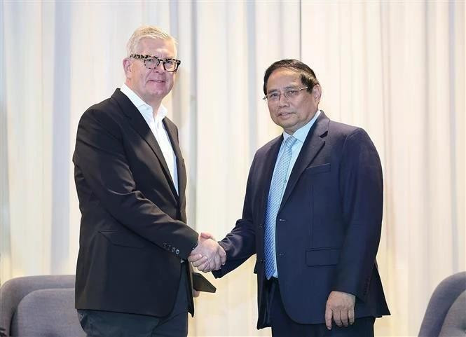 El primer ministro de Vietnam, Pham Minh Chinh (derecha) y el presidente y director ejecutivo del grupo Ericsson, Borje Ekholm (Foto: VNA)