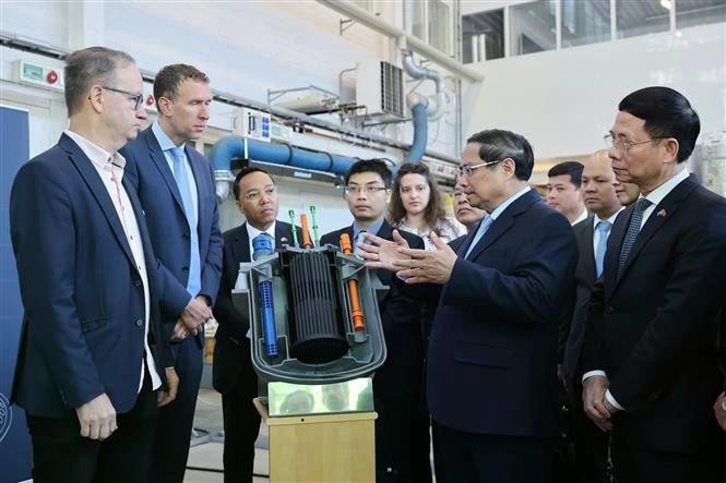 El primer ministro Pham Minh Chinh (segundo a la derecha) visita la división de ciencia e ingeniería nuclear (NSE) del Departamento de Física del Real Instituto de Tecnología (KTH) de Suecia (Foto: VNA)