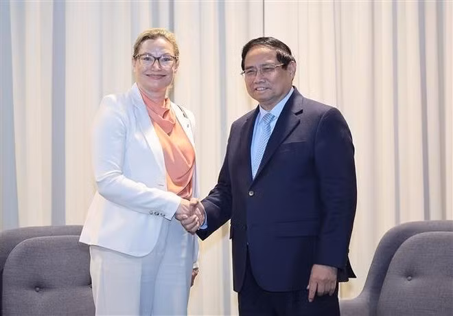 El primer ministro de Vietnam, Pham Minh Chinh (derecha) y la presidenta regional para el Norte de Europa del grupo AstraZeneca, Emelie Antoni (Foto: VNA)