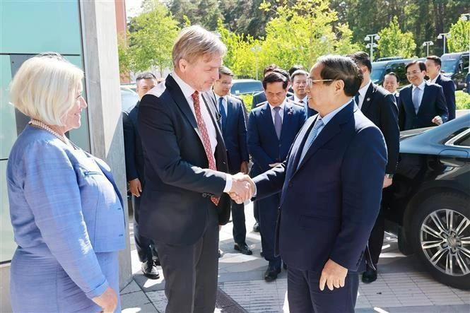 El primer ministro Pham Minh Chinh (derecha) visita la Universidad de Uppsala (Foto: VNA)