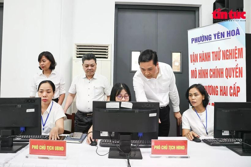 Las autoridades del distrito de Yen Hoa - Hanoi revisan el sistema de tecnología de la información en el primer día de pruebas de la administración local de dos niveles. (Foto: VNA)