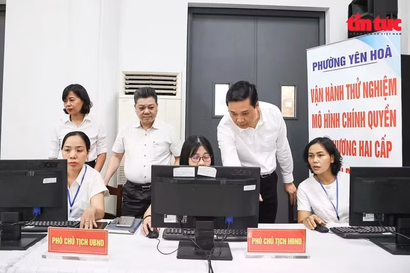 Las autoridades del distrito de Yen Hoa - Hanoi revisan el sistema de tecnología de la información en el primer día de pruebas de la administración local de dos niveles. (Foto: VNA)