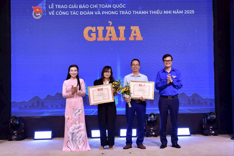 Bui Quang Huy, miembro suplente del Comité Central del Partido Comunista de Vietnam y primer secretario del Comité Central de la Unión de Jóvenes Comunistas Ho Chi Minh, y Nguyen Pham Duy Trang, secretario del Comité Central de la Unión de Jóvenes Comunistas Ho Chi Minh, entregan el Premio al colectivo de autores del periódico Nhan Dan. (Foto: hanoimoi.com.vn)