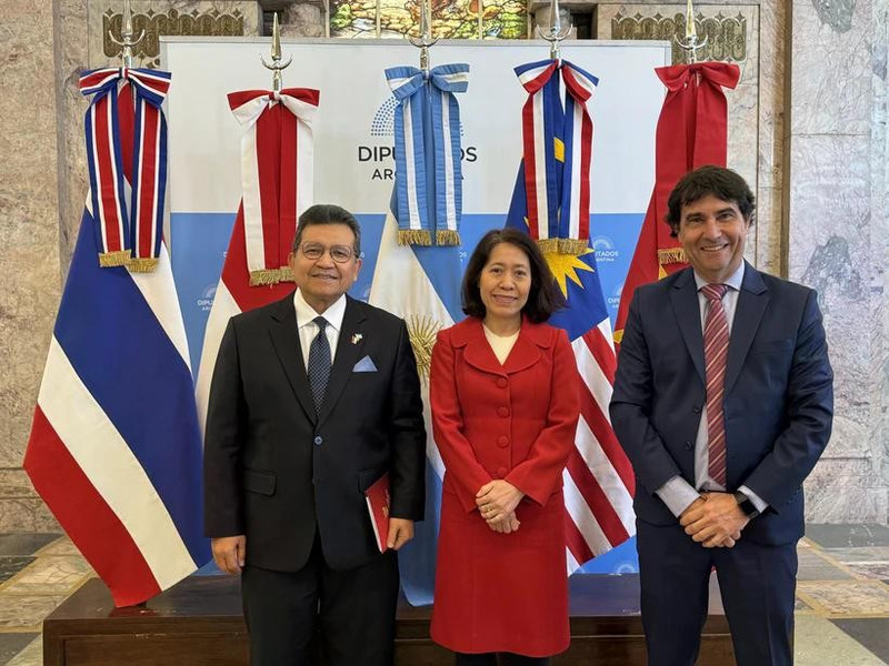 La embajadora de Vietnam, Ngo Minh Nguyet; el embajador de Indonesia, Sulaiman Syarif; y el presidente de la Cámara de Comercio Mercosur - Asean (MACC), Rodolfo Caffaro, en el seminario (Foto: VNA)