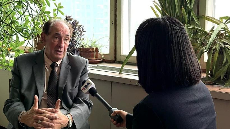 Georgy Toloraia, director ejecutivo del Comité Nacional de Investigación BRICS y director del Centro de Estrategia Rusa en Asia del Instituto de Economía de la Academia de Ciencias de Rusia, responde a las preguntas de la reportera (Foto: VNA)