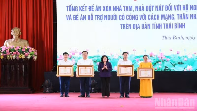 Los Certificados de Mérito del Primer Ministro se otorgan a dos unidades y dos personas por su destacada contribución a la campaña nacional "Unir fuerzas para eliminar las viviendas precarias en 2025". (Foto: Nhan Dan)
