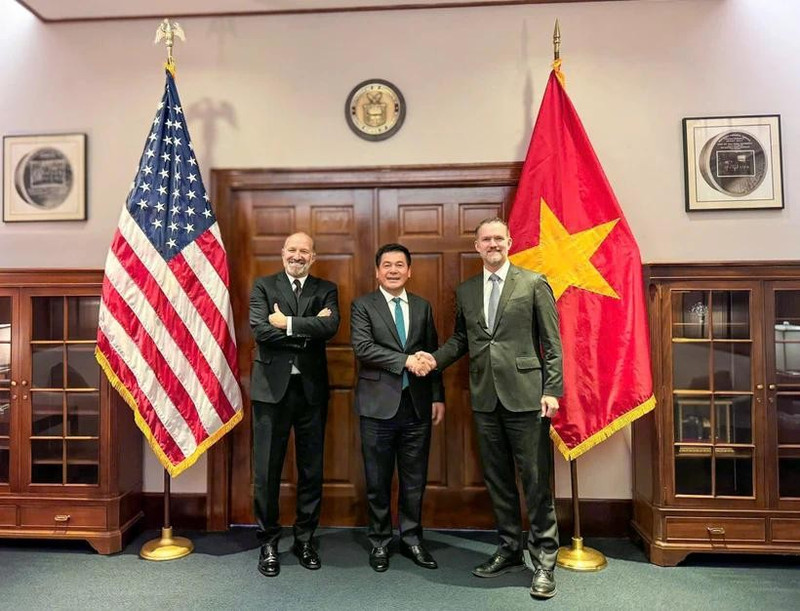 El Ministro de Industria y Comercio de Vietnam, Nguyen Hong Dien (centro) y el secretario de Comercio de Estados Unidos, Howard Lutnick, y el representante de Comercio (USTR), embajador Jamieson Greer. (Foto: VNA)