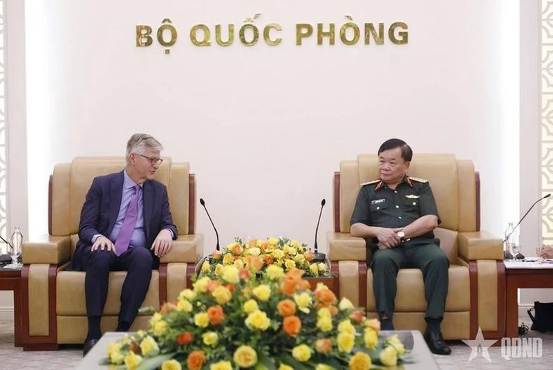 El viceministro de Defensa de Vietnam, teniente general Hoang Xuan Chien, recibe al subsecretario general de las Naciones Unidas, Jean-Pierre Lacroix. (Foto: VNA)